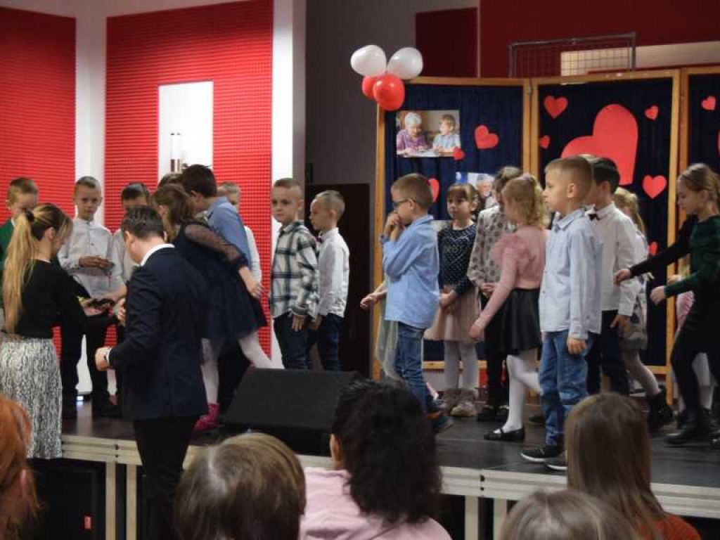 Pierwszoklasiści dla babci i dziadków [ZDJĘCIA]