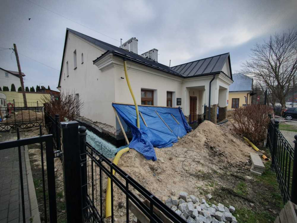 Gdzieś w Hrubieszowie... Remont dworku przy ul. Staszica [ZDJĘCIA]