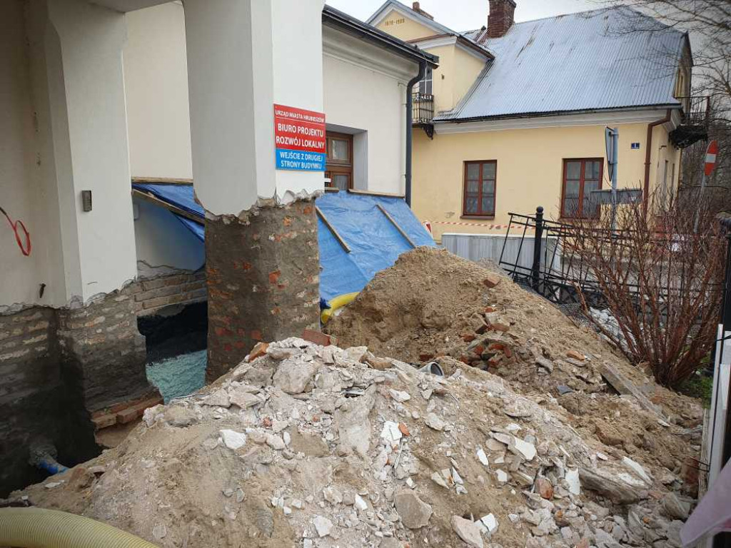 Gdzieś w Hrubieszowie... Remont dworku przy ul. Staszica [ZDJĘCIA]