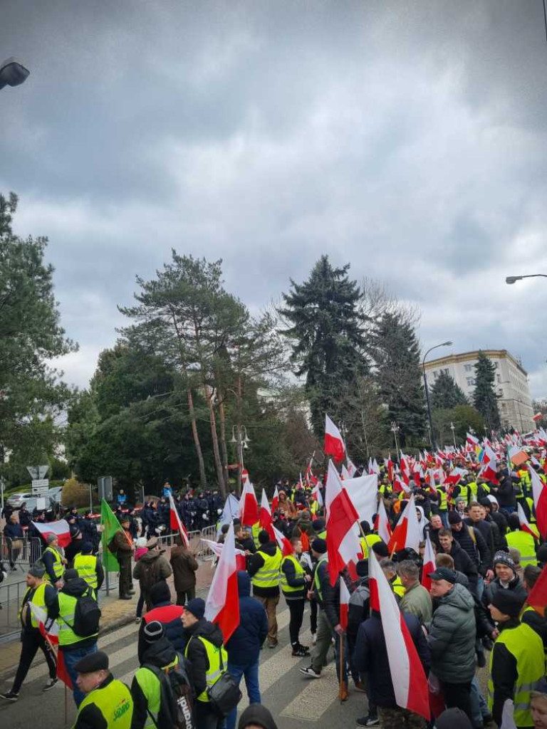 Hrubieszowscy rolnicy na proteście w Warszawie [ZDJĘCIA]