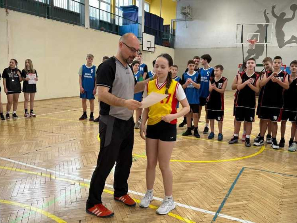 Trójka mistrzem powiatu w piłce koszykowej dziewcząt i chłopców [ZDJĘCIA]