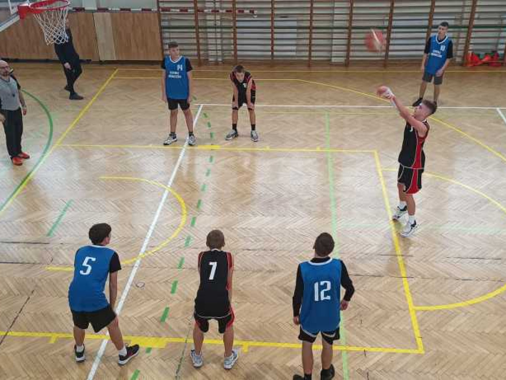 Trójka mistrzem powiatu w piłce koszykowej dziewcząt i chłopców [ZDJĘCIA]