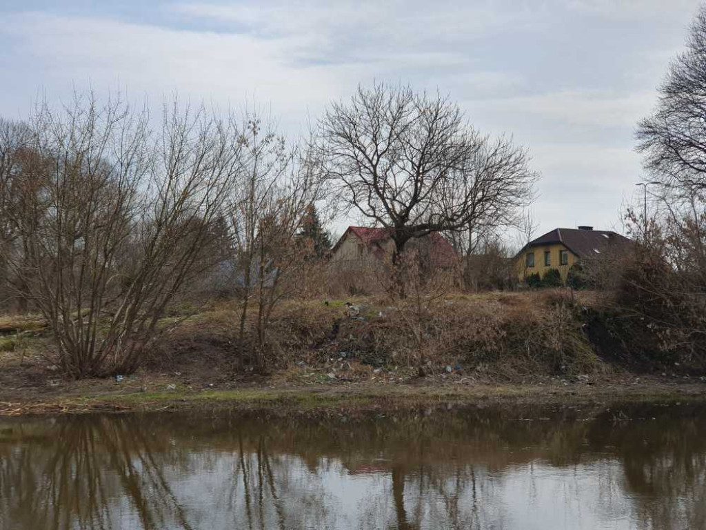 Gdzieś w Hrubieszowie... Śmieci nad Huczwą [ZDJĘCIA]