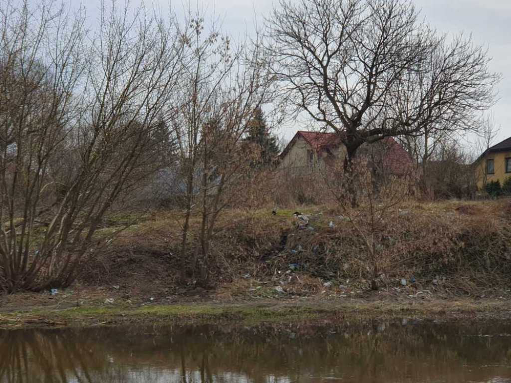Gdzieś w Hrubieszowie... Śmieci nad Huczwą [ZDJĘCIA]