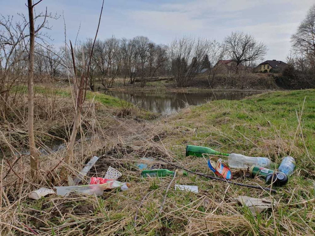 Gdzieś w Hrubieszowie... Śmieci nad Huczwą [ZDJĘCIA]