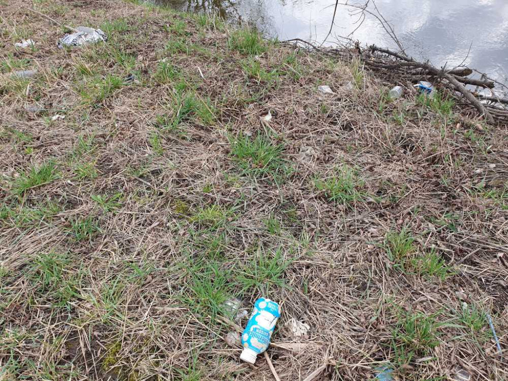 Gdzieś w Hrubieszowie... Śmieci nad Huczwą [ZDJĘCIA]