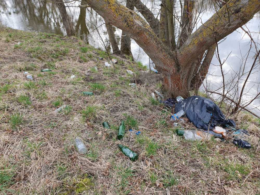 Gdzieś w Hrubieszowie... Śmieci nad Huczwą [ZDJĘCIA]