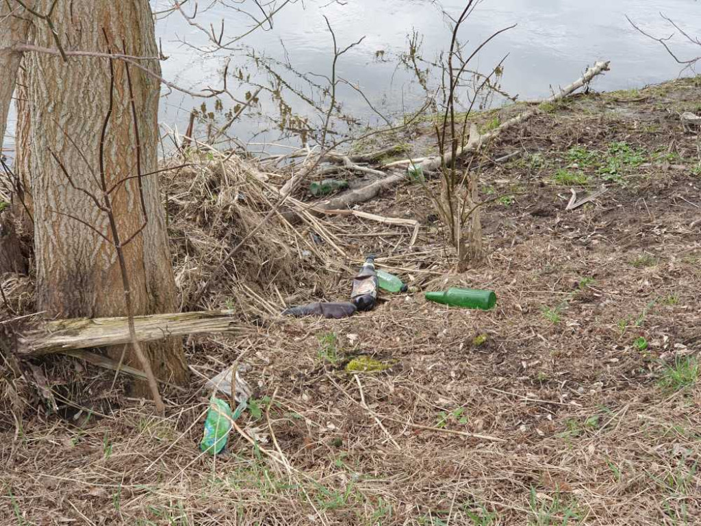 Gdzieś w Hrubieszowie... Śmieci nad Huczwą [ZDJĘCIA]