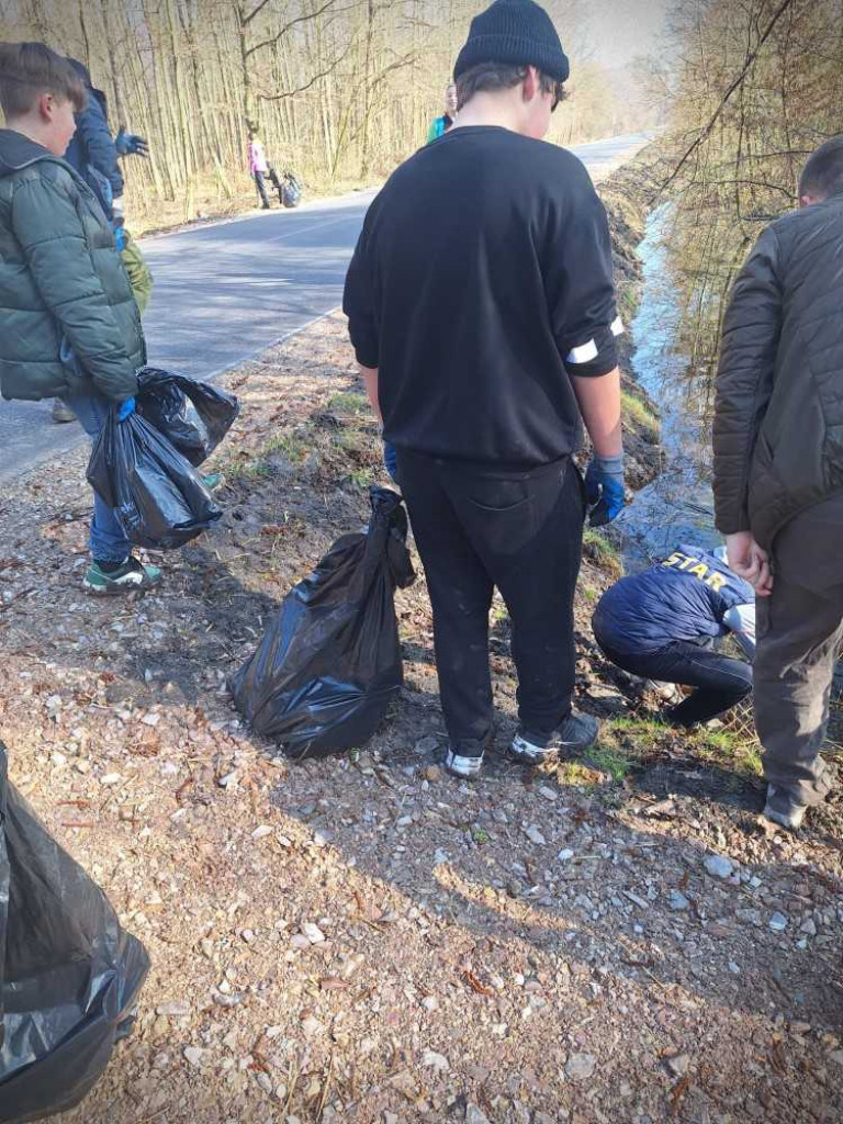 Uczcili wiosnę - sprzątając las! [ZDJĘCIA]