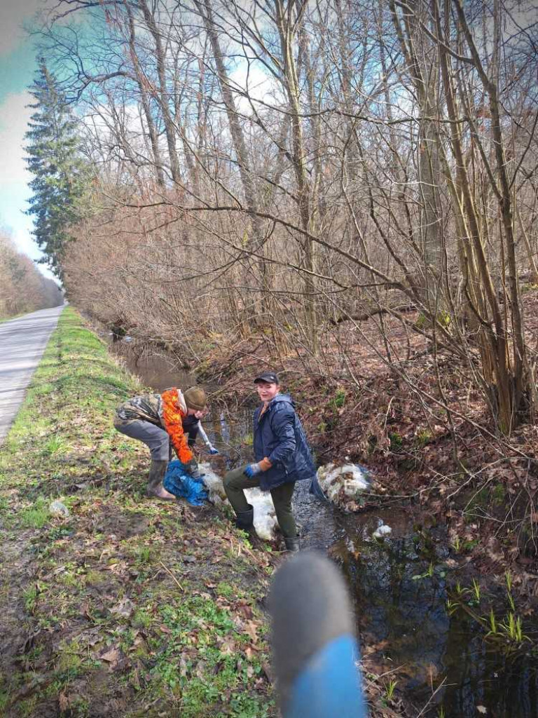 Uczcili wiosnę - sprzątając las! [ZDJĘCIA]