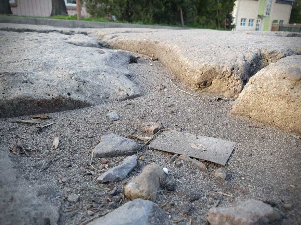 Hrubieszów: Kto i kiedy wyremontuje niebezpieczny wjazd do poczty? [ZDJĘCIA]