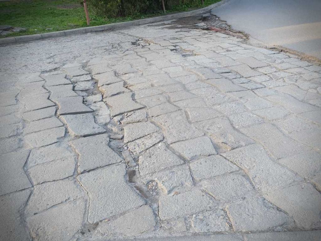 Hrubieszów: Kto i kiedy wyremontuje niebezpieczny wjazd do poczty? [ZDJĘCIA]