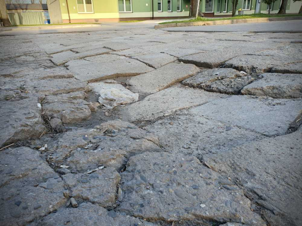 Hrubieszów: Kto i kiedy wyremontuje niebezpieczny wjazd do poczty? [ZDJĘCIA]