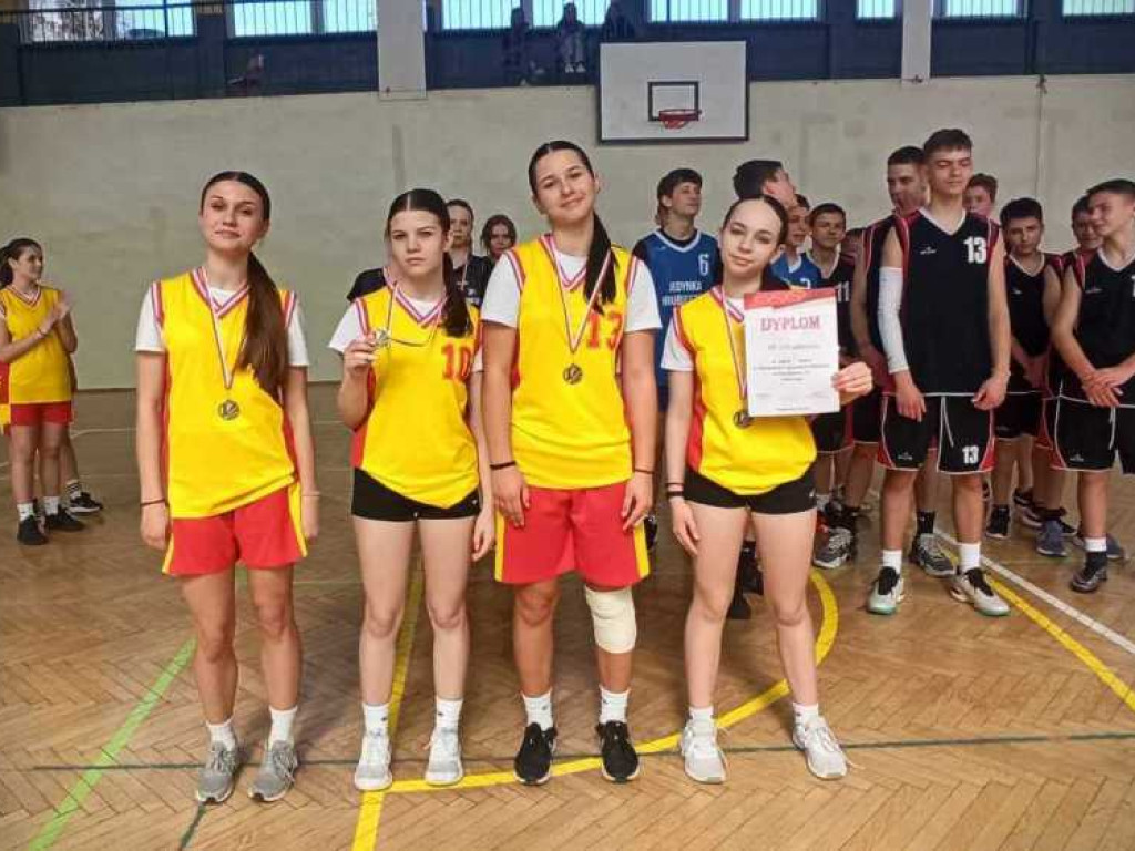 Dziewczęta i chłopcy z Trójki mistrzami powiatu w koszykówce 3x3 [ZDJĘCIA]