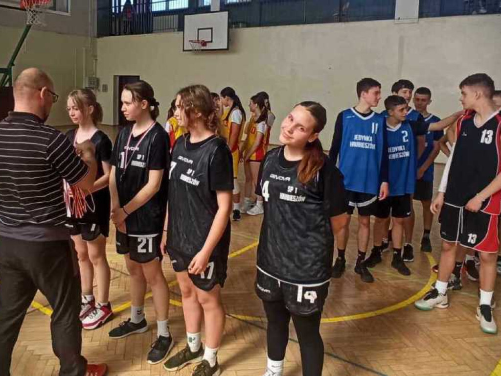 Dziewczęta i chłopcy z Trójki mistrzami powiatu w koszykówce 3x3 [ZDJĘCIA]