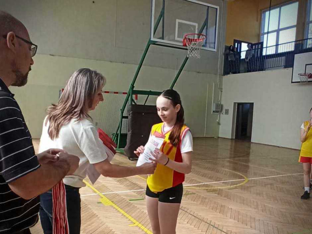 Dziewczęta i chłopcy z Trójki mistrzami powiatu w koszykówce 3x3 [ZDJĘCIA]