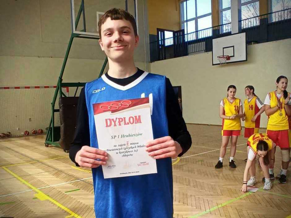 Dziewczęta i chłopcy z Trójki mistrzami powiatu w koszykówce 3x3 [ZDJĘCIA]
