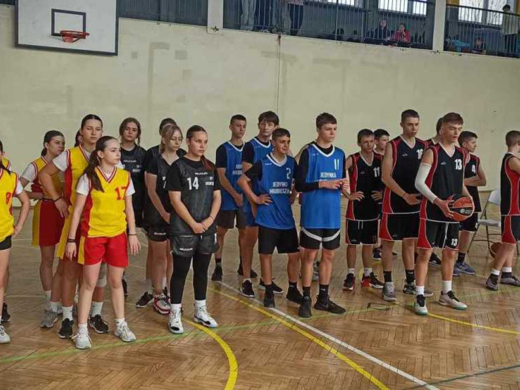 Dziewczęta i chłopcy z Trójki mistrzami powiatu w koszykówce 3x3 [ZDJĘCIA]