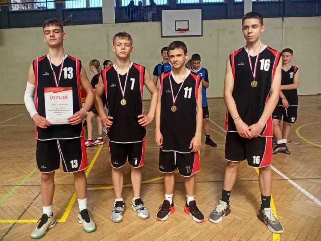 Dziewczęta i chłopcy z Trójki mistrzami powiatu w koszykówce 3x3 [ZDJĘCIA]