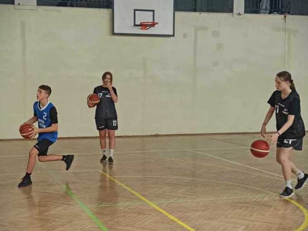 Dziewczęta i chłopcy z Trójki mistrzami powiatu w koszykówce 3x3 [ZDJĘCIA]