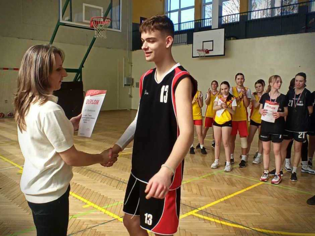 Dziewczęta i chłopcy z Trójki mistrzami powiatu w koszykówce 3x3 [ZDJĘCIA]