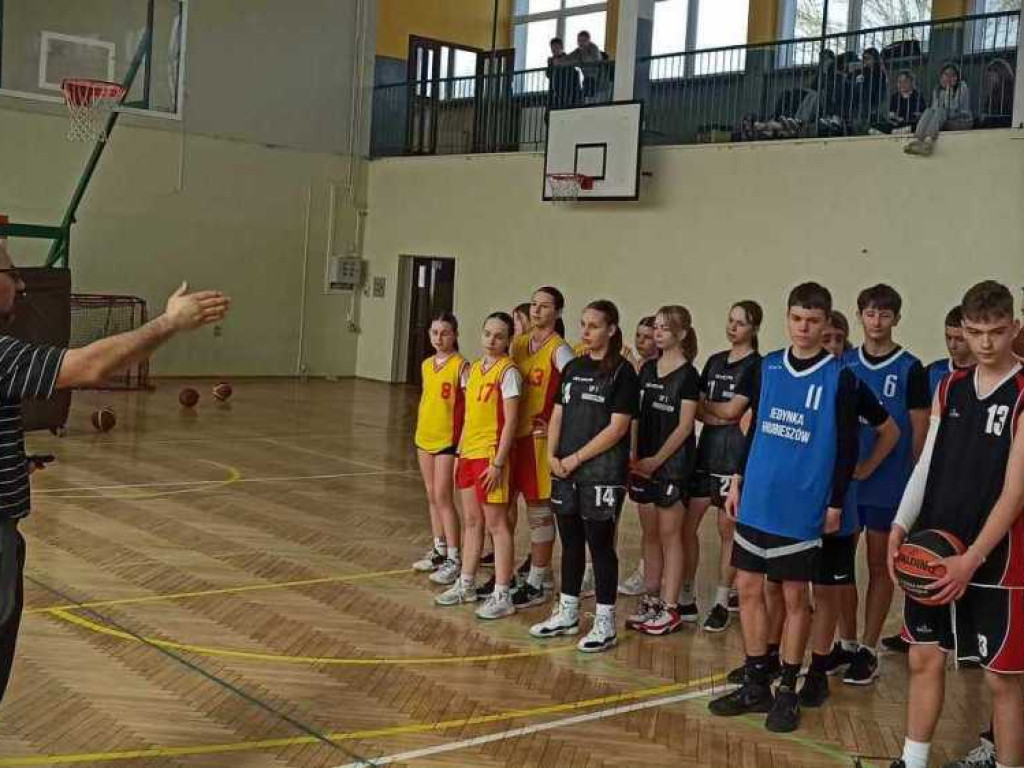 Dziewczęta i chłopcy z Trójki mistrzami powiatu w koszykówce 3x3 [ZDJĘCIA]