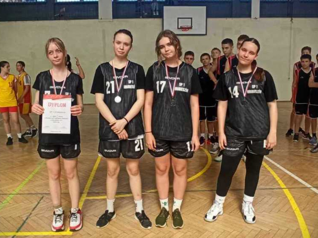 Dziewczęta i chłopcy z Trójki mistrzami powiatu w koszykówce 3x3 [ZDJĘCIA]