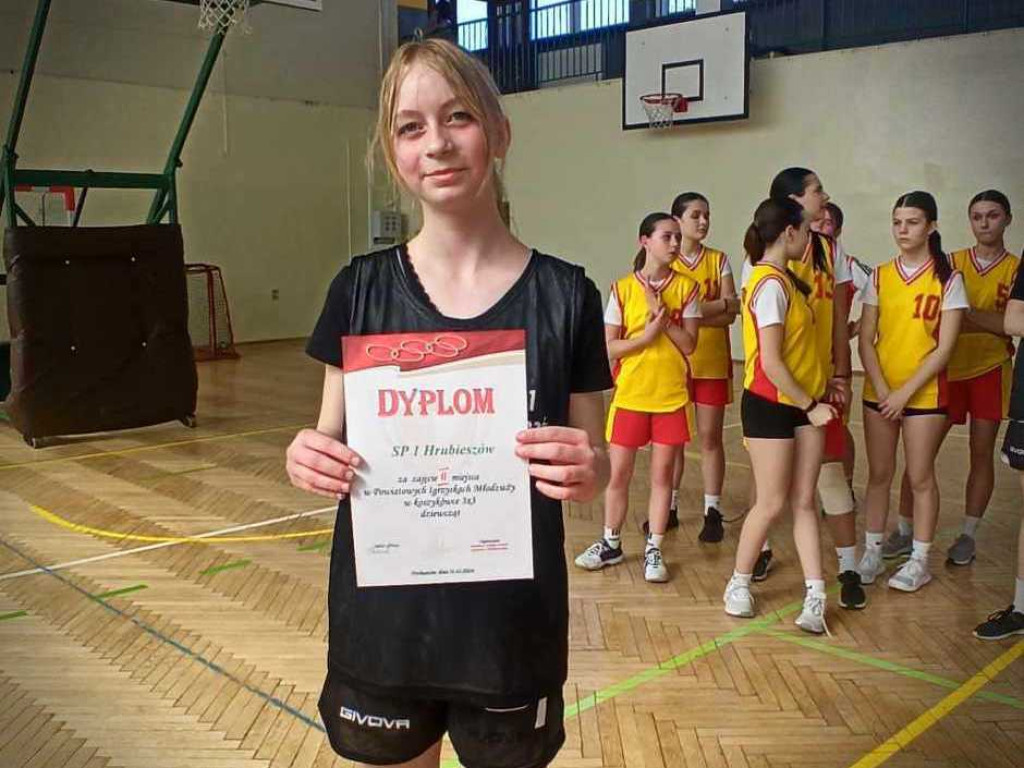 Dziewczęta i chłopcy z Trójki mistrzami powiatu w koszykówce 3x3 [ZDJĘCIA]