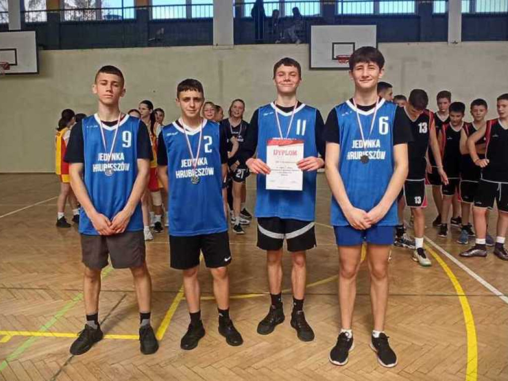 Dziewczęta i chłopcy z Trójki mistrzami powiatu w koszykówce 3x3 [ZDJĘCIA]