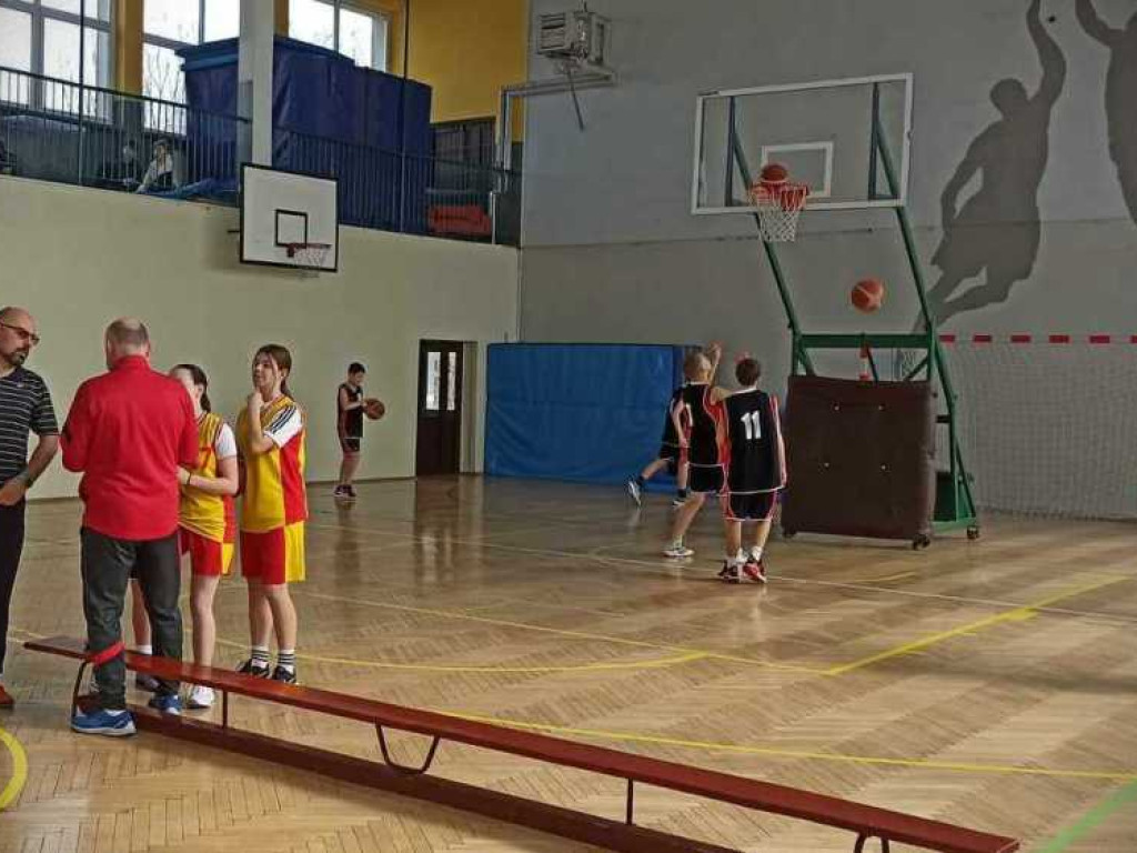Dziewczęta i chłopcy z Trójki mistrzami powiatu w koszykówce 3x3 [ZDJĘCIA]