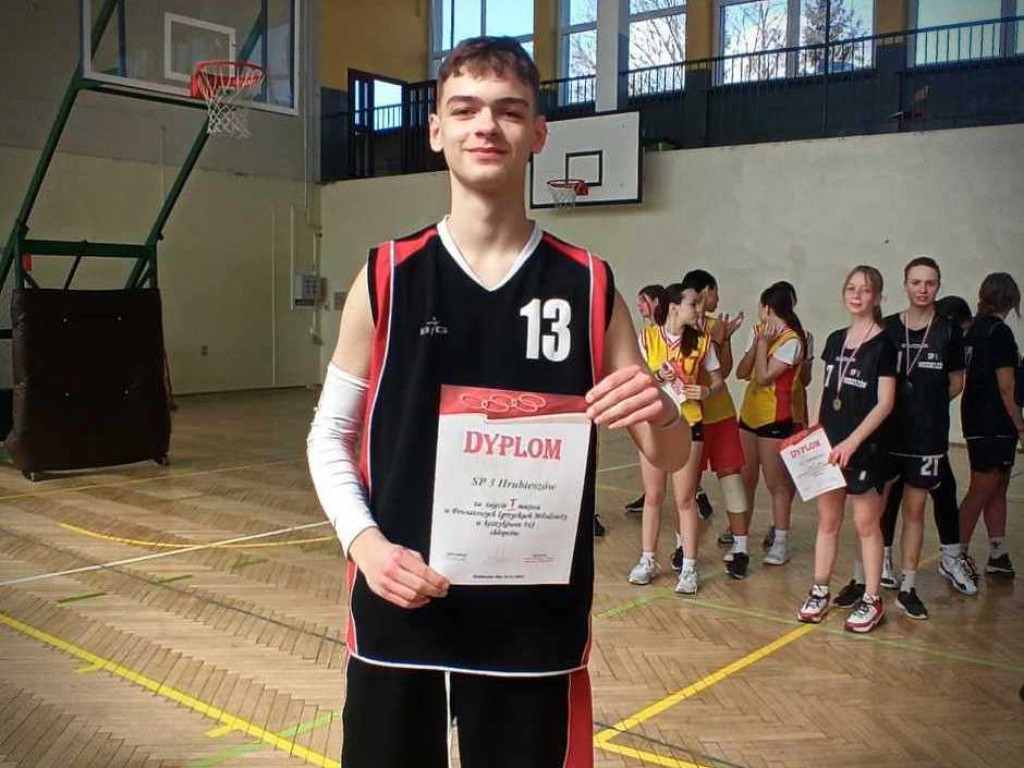 Dziewczęta i chłopcy z Trójki mistrzami powiatu w koszykówce 3x3 [ZDJĘCIA]