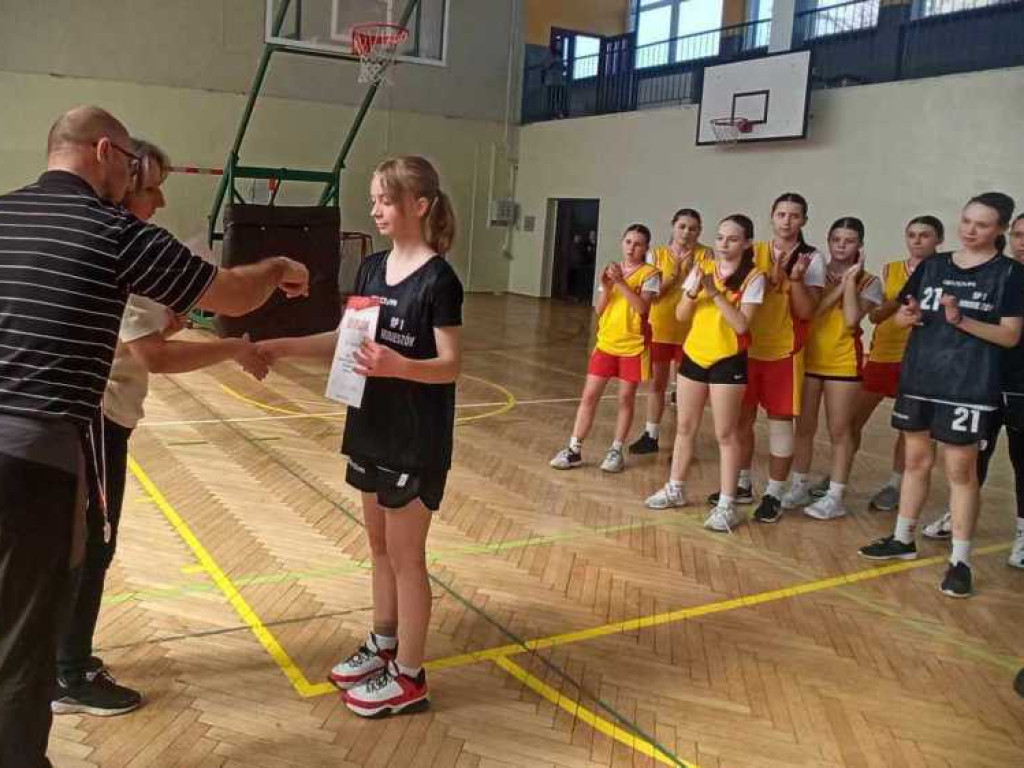 Dziewczęta i chłopcy z Trójki mistrzami powiatu w koszykówce 3x3 [ZDJĘCIA]