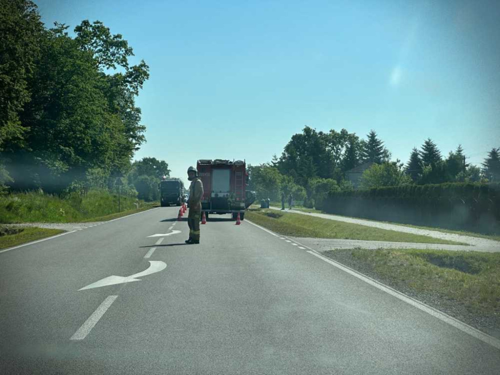 Wypadek i dachowanie na DK-74 w Karpiu [ZDJĘCIA]