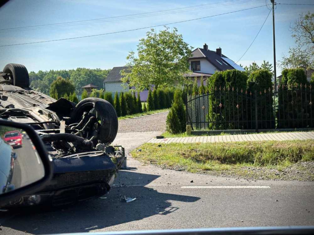 Wypadek i dachowanie na DK-74 w Karpiu [ZDJĘCIA]