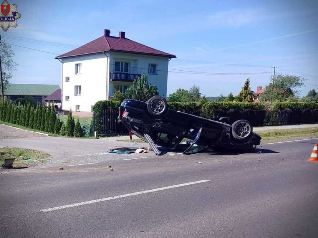 Wypadek i dachowanie na DK-74 w Karpiu [ZDJĘCIA]