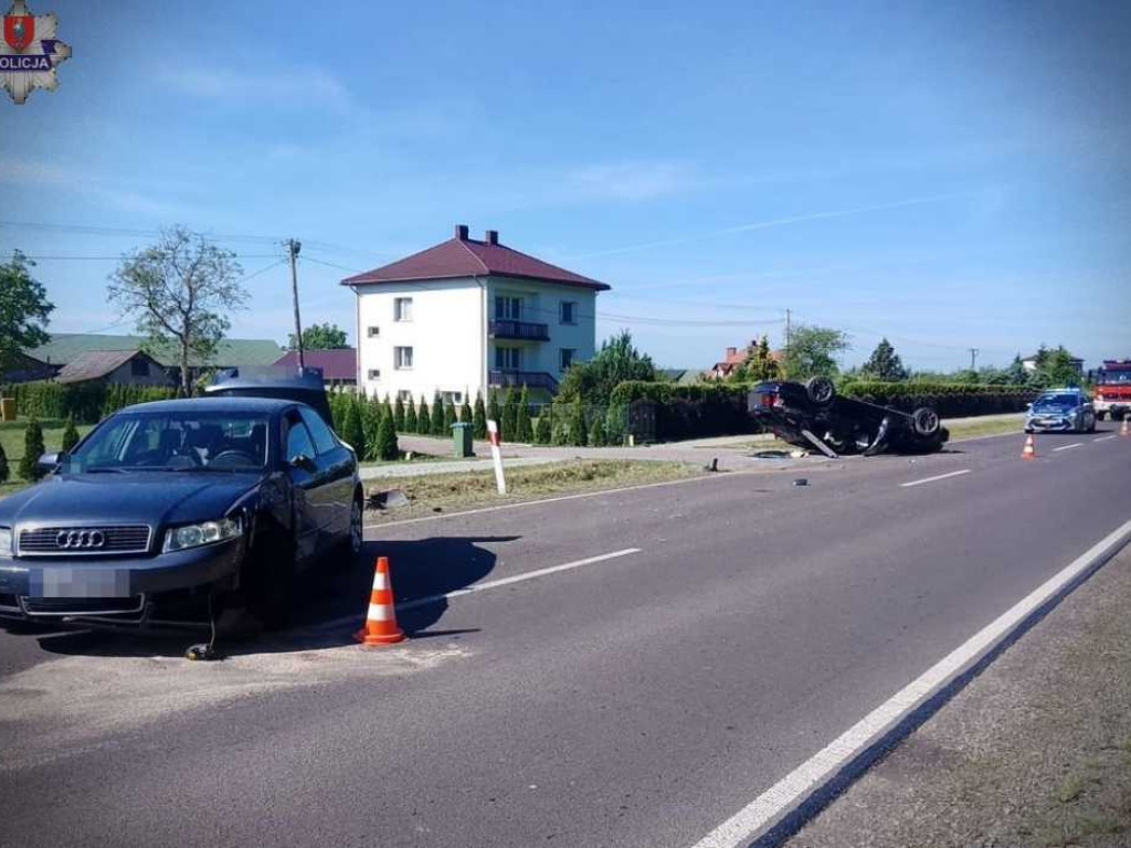 Wypadek i dachowanie na DK-74 w Karpiu [ZDJĘCIA]