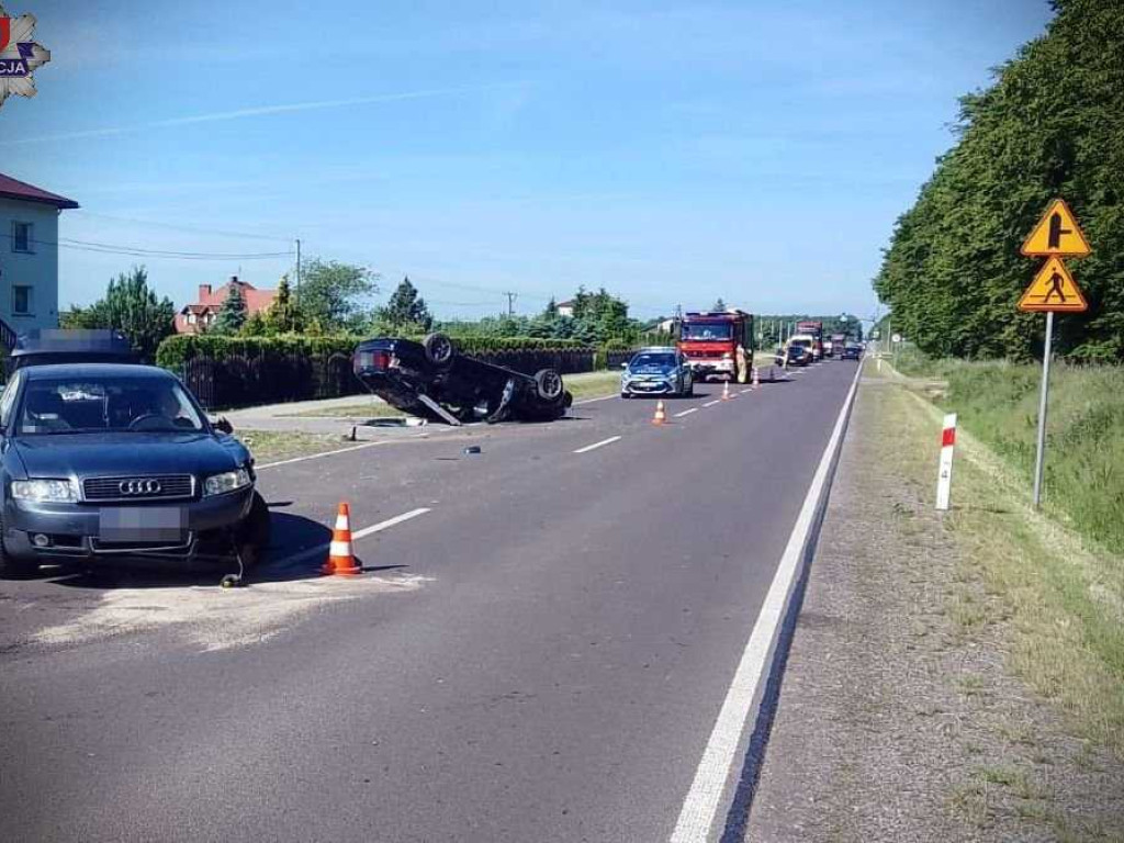 Wypadek i dachowanie na DK-74 w Karpiu [ZDJĘCIA]