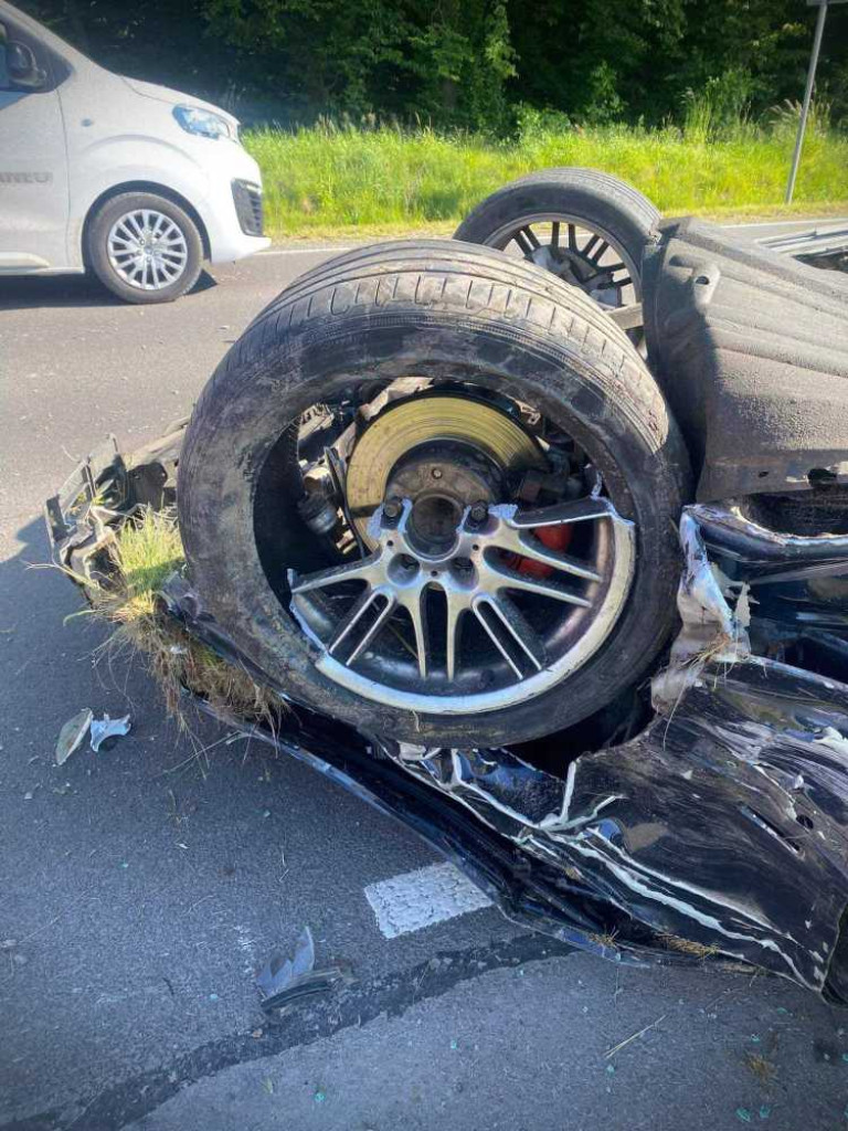 Wypadek i dachowanie na DK-74 w Karpiu [ZDJĘCIA]
