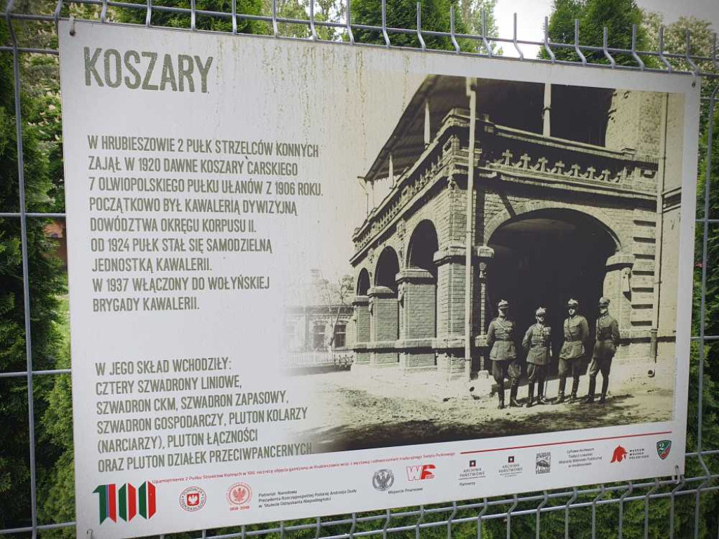 Gdzieś w Hrubieszowie... Wystawa na ogrodzeniu 2PR [ZDJĘCIA]