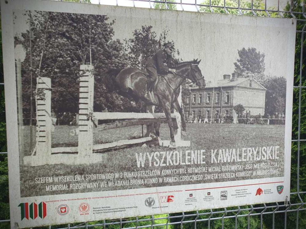 Gdzieś w Hrubieszowie... Wystawa na ogrodzeniu 2PR [ZDJĘCIA]