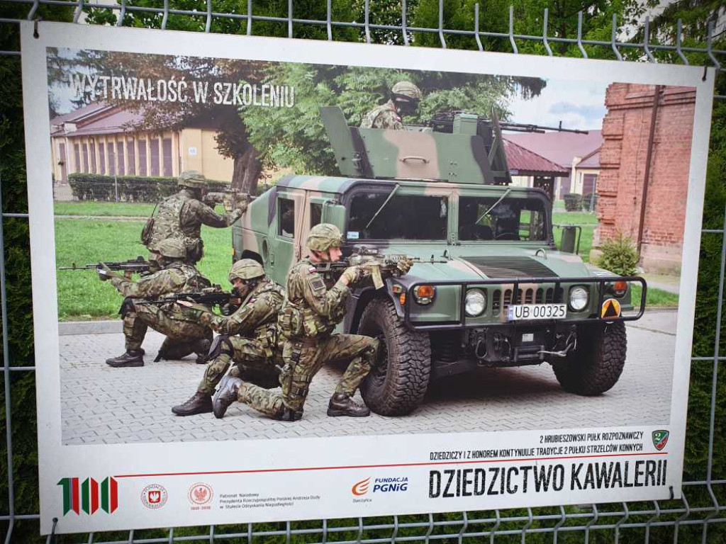 Gdzieś w Hrubieszowie... Wystawa na ogrodzeniu 2PR [ZDJĘCIA]