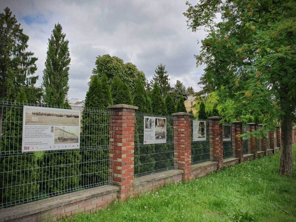 Gdzieś w Hrubieszowie... Wystawa na ogrodzeniu 2PR [ZDJĘCIA]