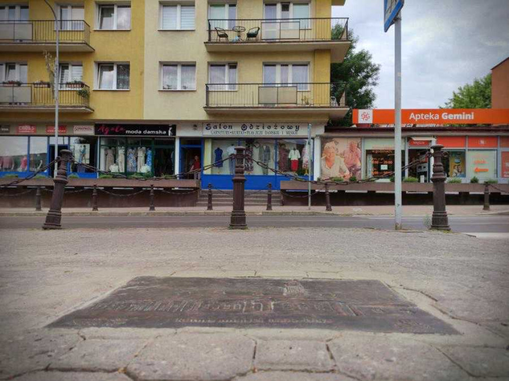 Popatrz pod nogi! Historyczne obiekty Hrubieszowa w formie płaskorzeźb na miejskich chodnikach [ZDJĘCIA]