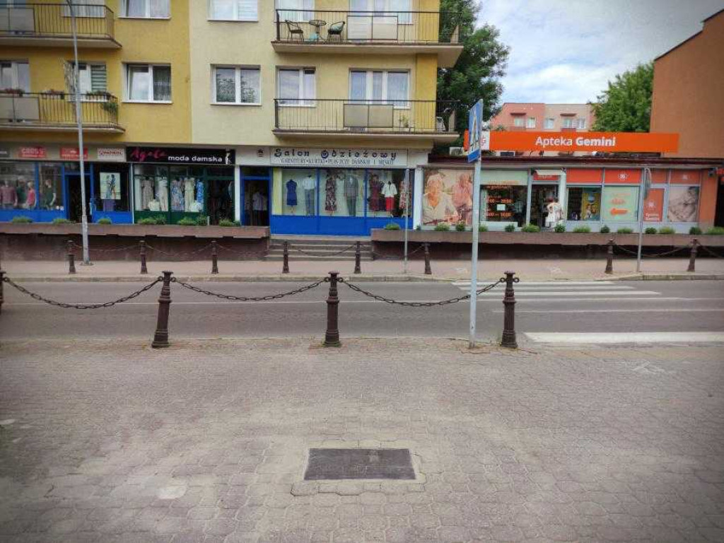 Popatrz pod nogi! Historyczne obiekty Hrubieszowa w formie płaskorzeźb na miejskich chodnikach [ZDJĘCIA]