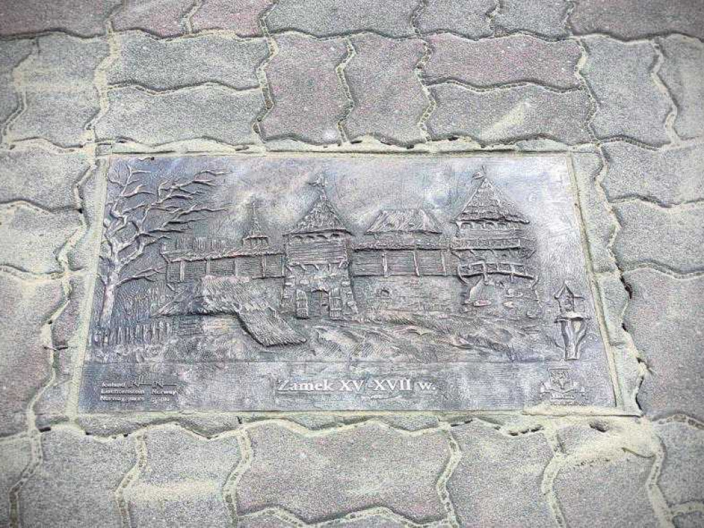 Popatrz pod nogi! Historyczne obiekty Hrubieszowa w formie płaskorzeźb na miejskich chodnikach [ZDJĘCIA]
