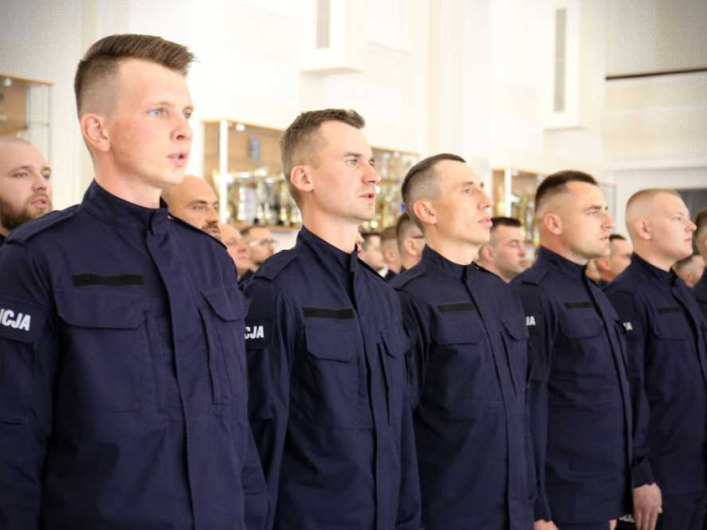 Nowi policjanci złożyli ślubowanie. Troje zasili szeregi hrubieszowskiej komendy [ZDJĘCIA]