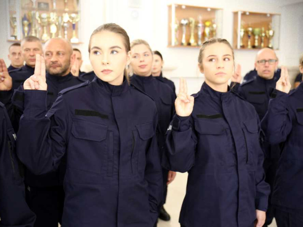 Nowi policjanci złożyli ślubowanie. Troje zasili szeregi hrubieszowskiej komendy [ZDJĘCIA]