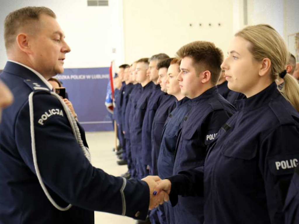 Nowi policjanci złożyli ślubowanie. Troje zasili szeregi hrubieszowskiej komendy [ZDJĘCIA]