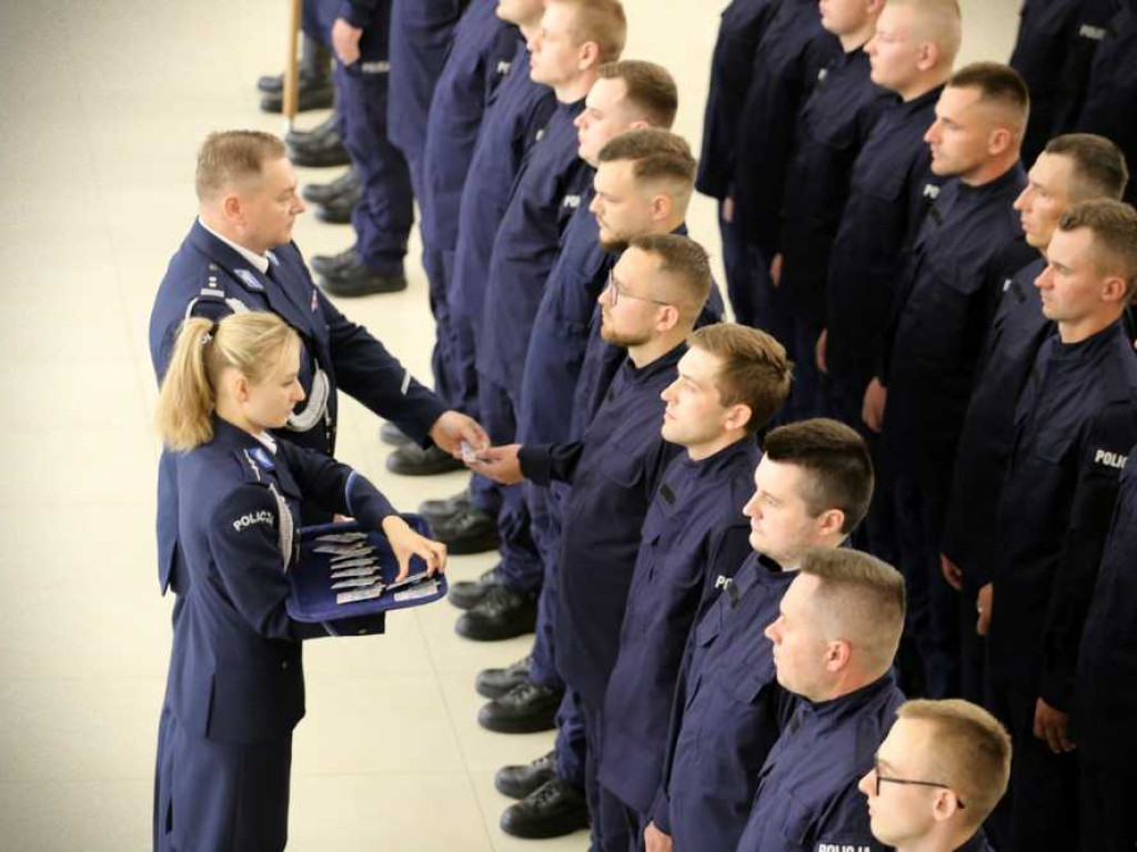 Nowi policjanci złożyli ślubowanie. Troje zasili szeregi hrubieszowskiej komendy [ZDJĘCIA]