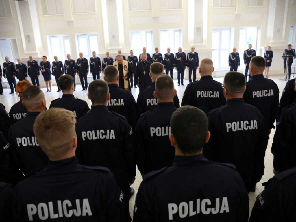 Nowi policjanci złożyli ślubowanie. Troje zasili szeregi hrubieszowskiej komendy [ZDJĘCIA]